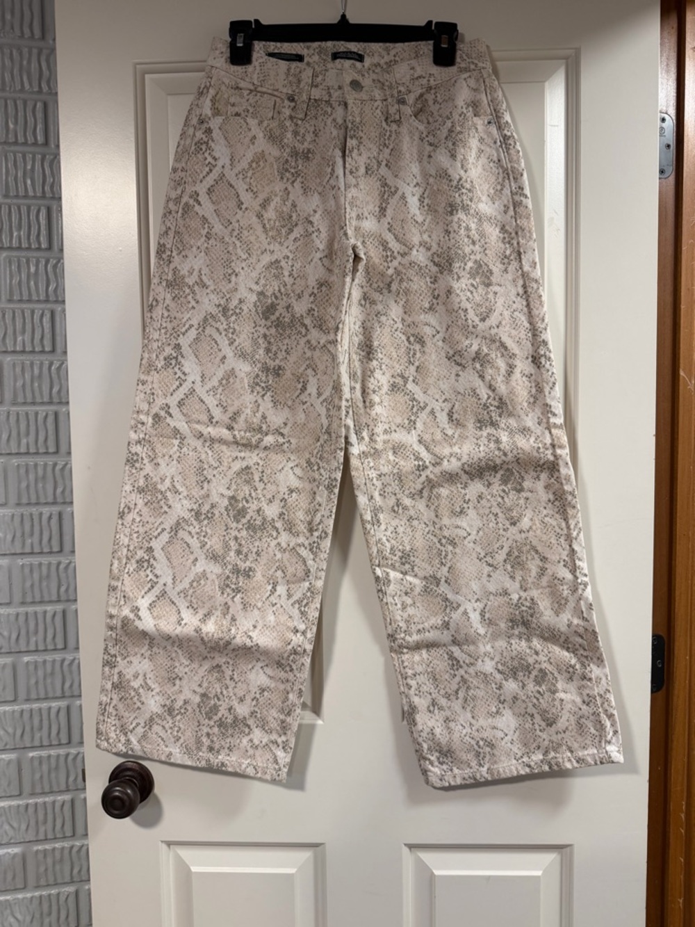 NWOT Wild Fable low-rise baggy jeans in a super trendy neutral snake print.